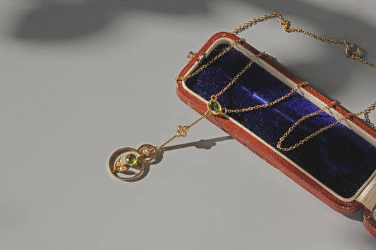 Antique victorian pearl and peridot necklace, in 15 carat gold