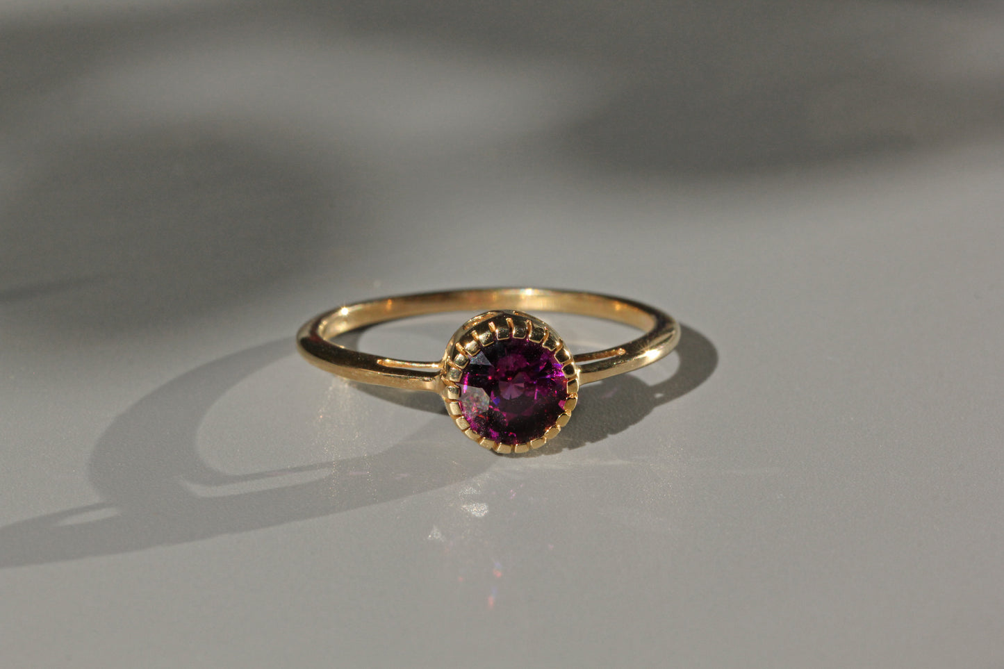 Vintage purple garnet solitaire ring, in 10 carat gold