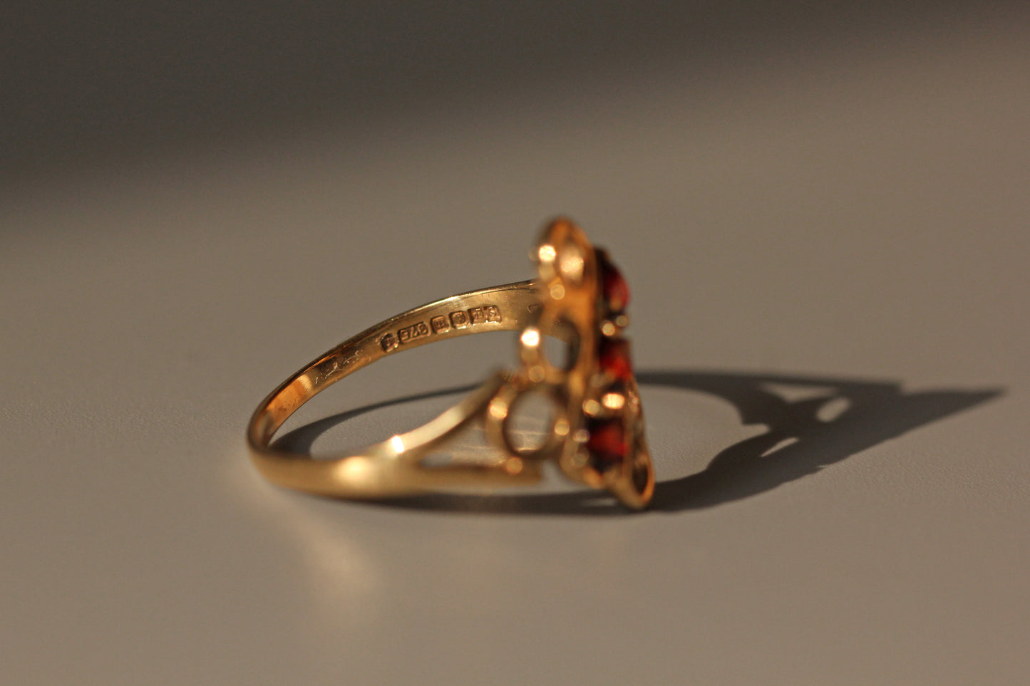 Vintage garnet trilogy openwork panel ring, in 9 carat gold