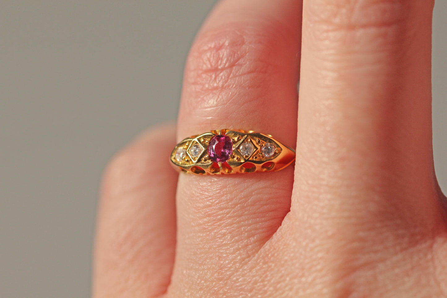 Antique victorian ruby & diamond ring, in 18 carat gold
