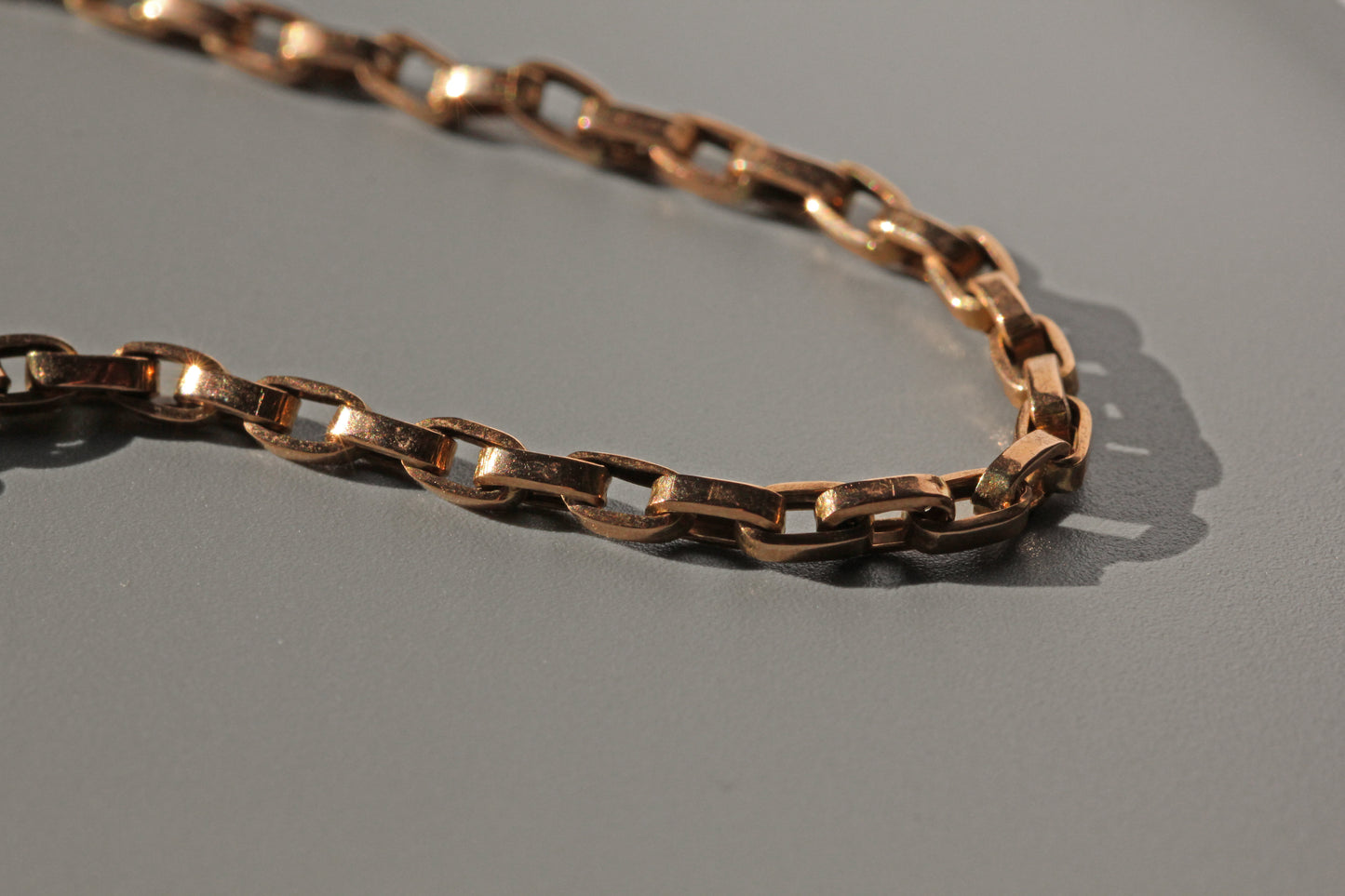 Antique victorian chunky belcher box link chain, in 9 carat gold