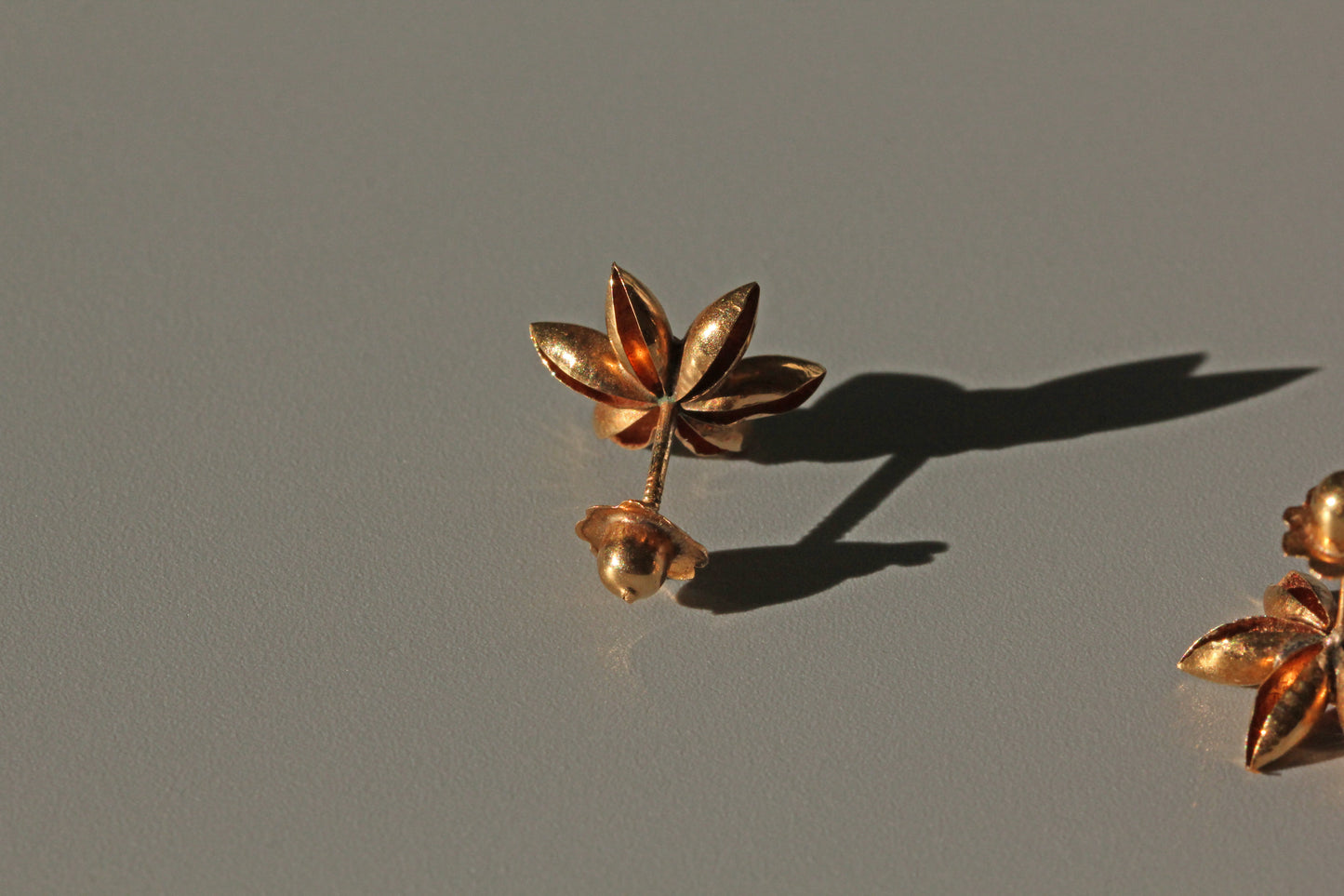 Antique victorian coral flower stud earrings, in 18 carat gold