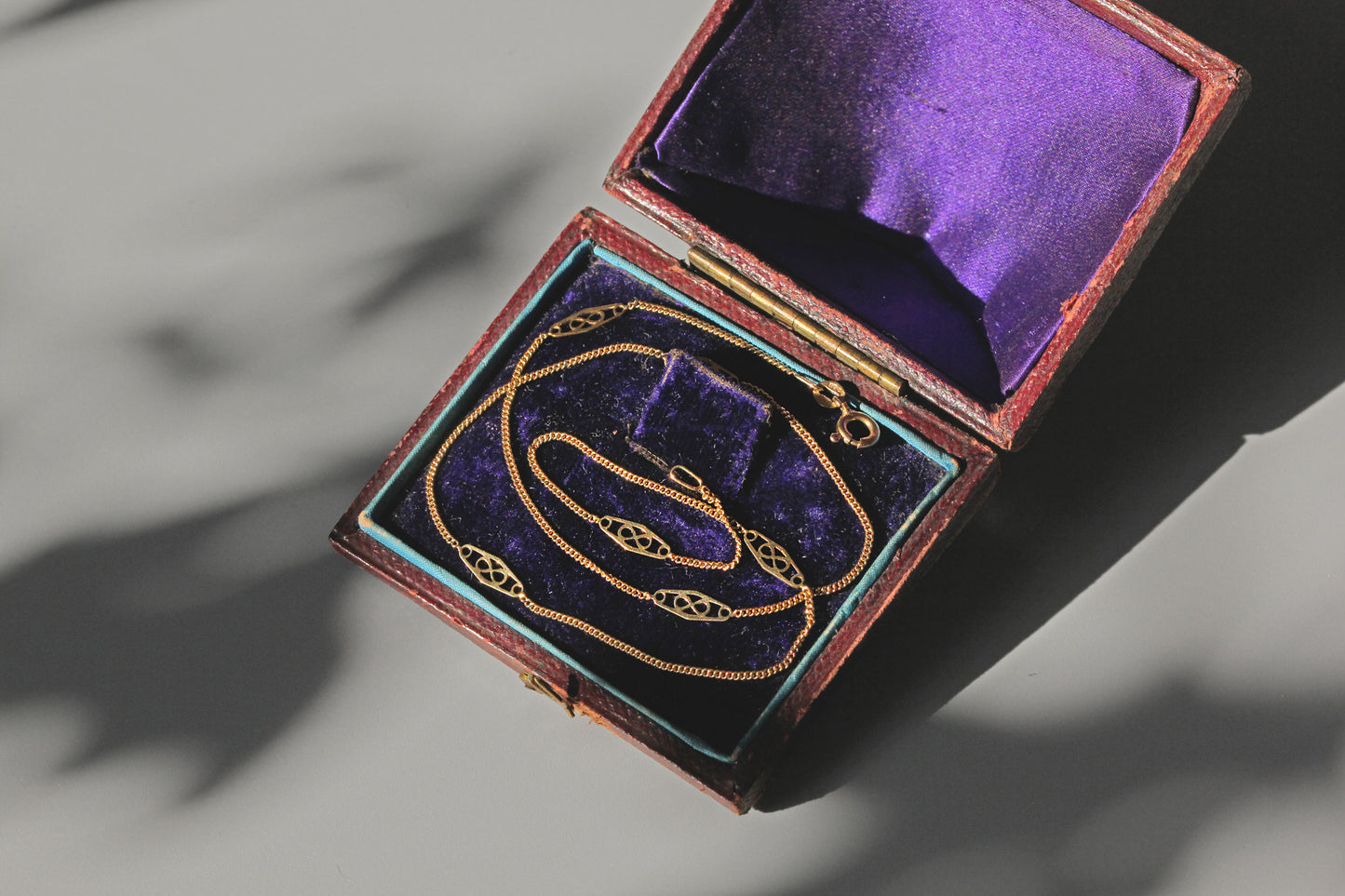 Vintage dainty fine curb link station chain, in 9 carat gold