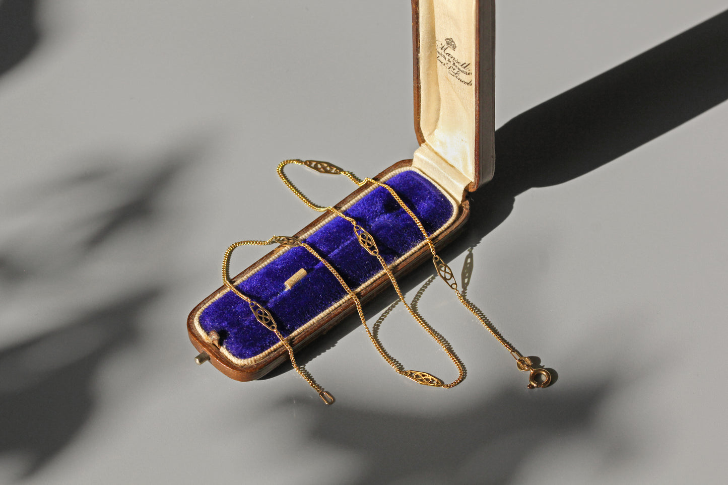 Vintage dainty fine curb link station chain, in 9 carat gold