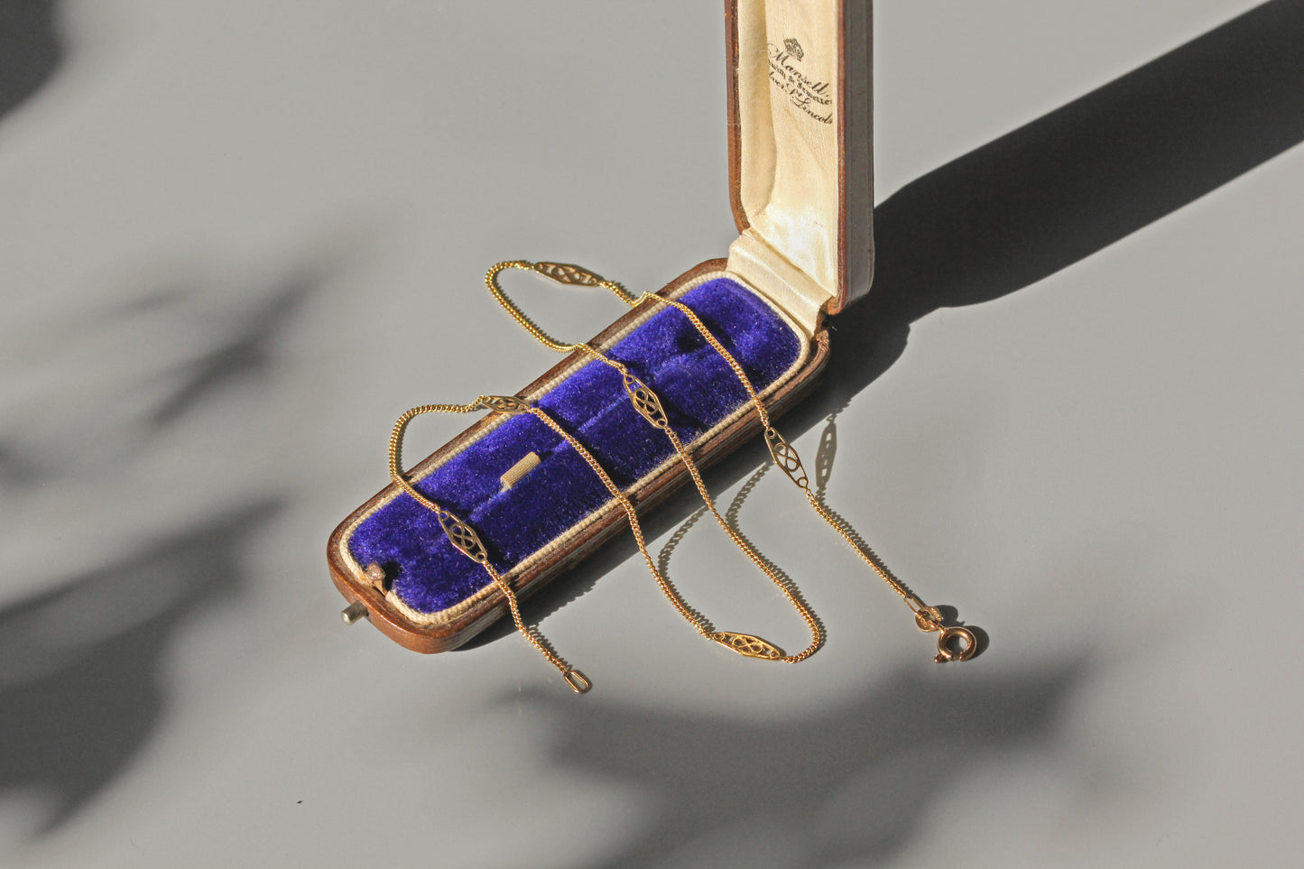 Vintage dainty fine curb link station chain, in 9 carat gold