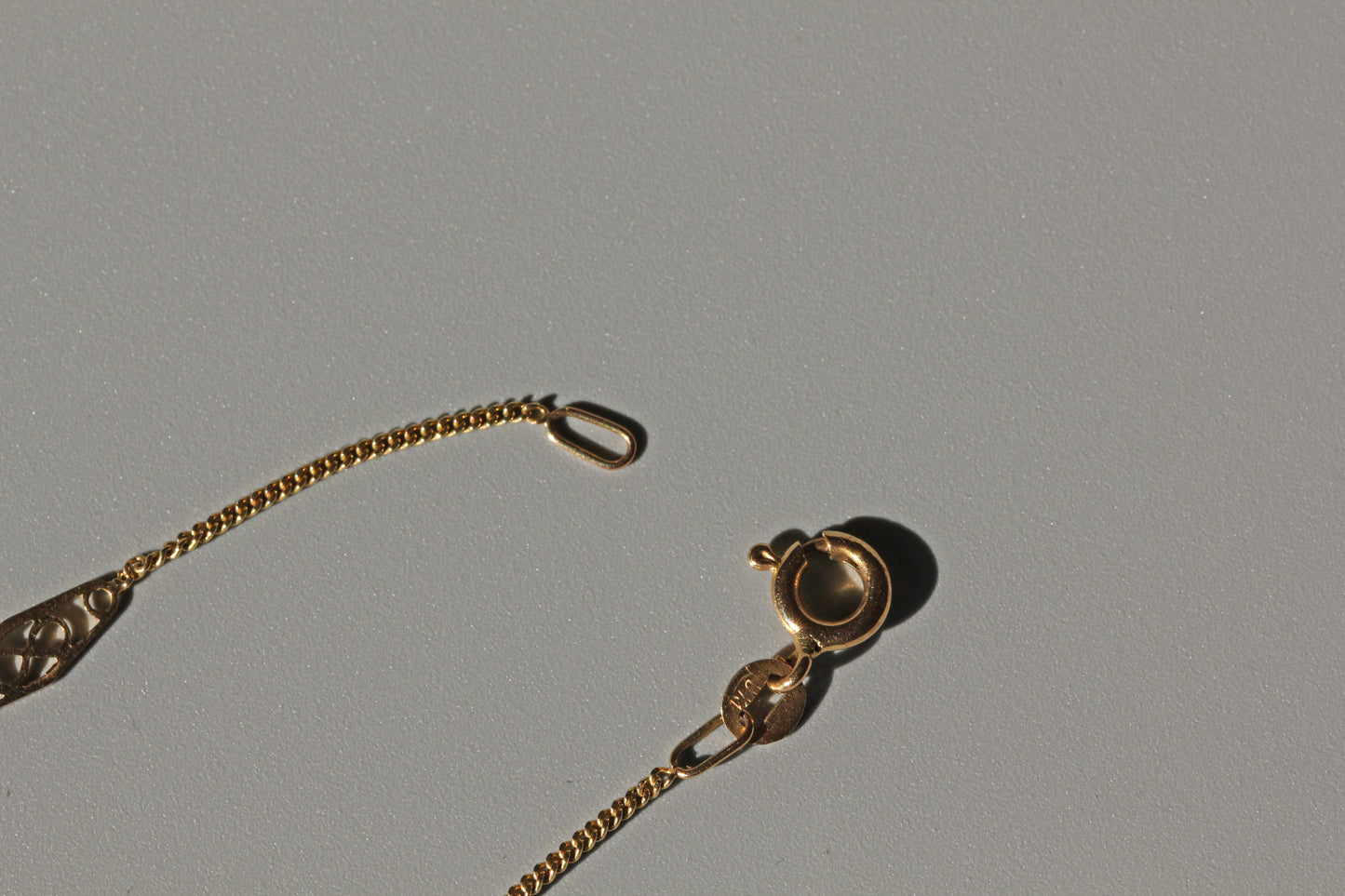 Vintage dainty fine curb link station chain, in 9 carat gold