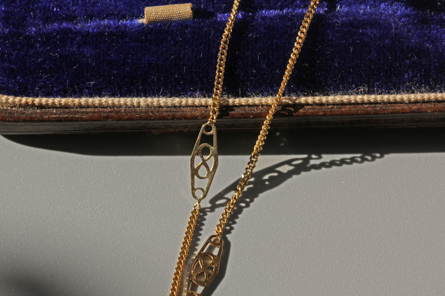 Vintage dainty fine curb link station chain, in 9 carat gold