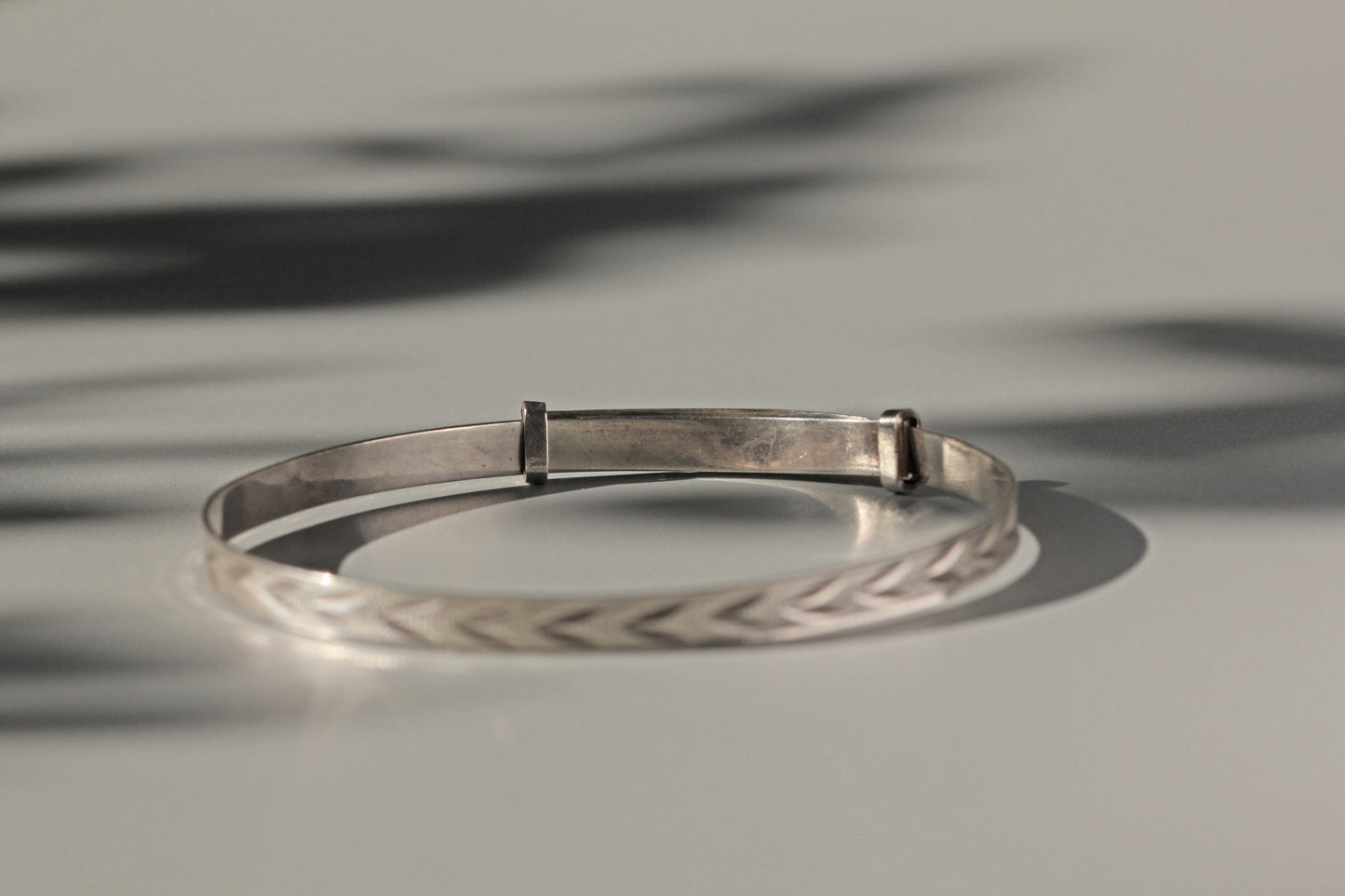 Vintage expandable target arrow motif cuff bangle, in sterling silver