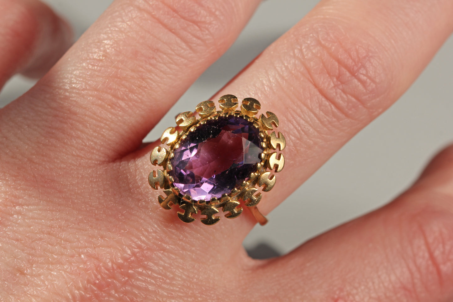 Vintage purple amethyst solitaire ring, in 9 carat gold