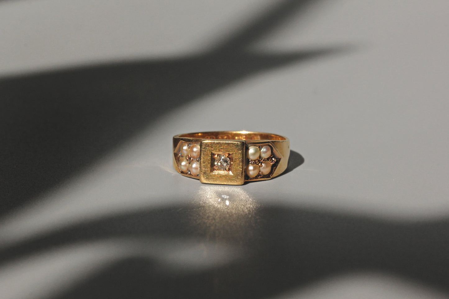 Antique victorian old cut diamond and pearl band ring, in 18 carat gold