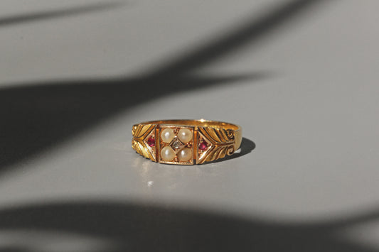 Antique victorian pearl diamond and ruby ring, in 15 carat gold