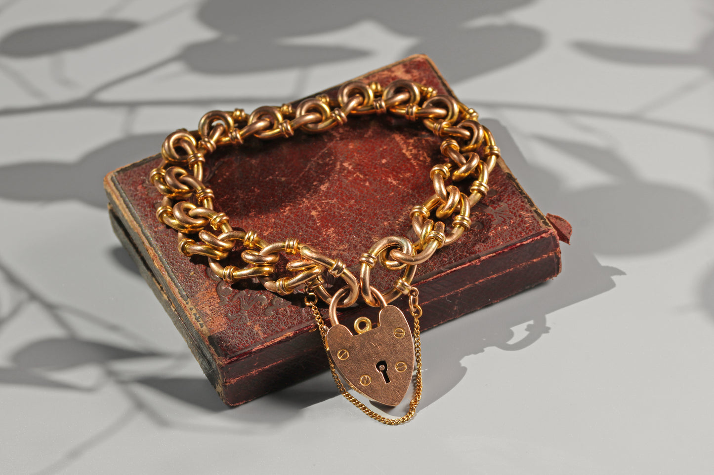 Antique fancy link heart padlock bracelet, in 9 carat gold