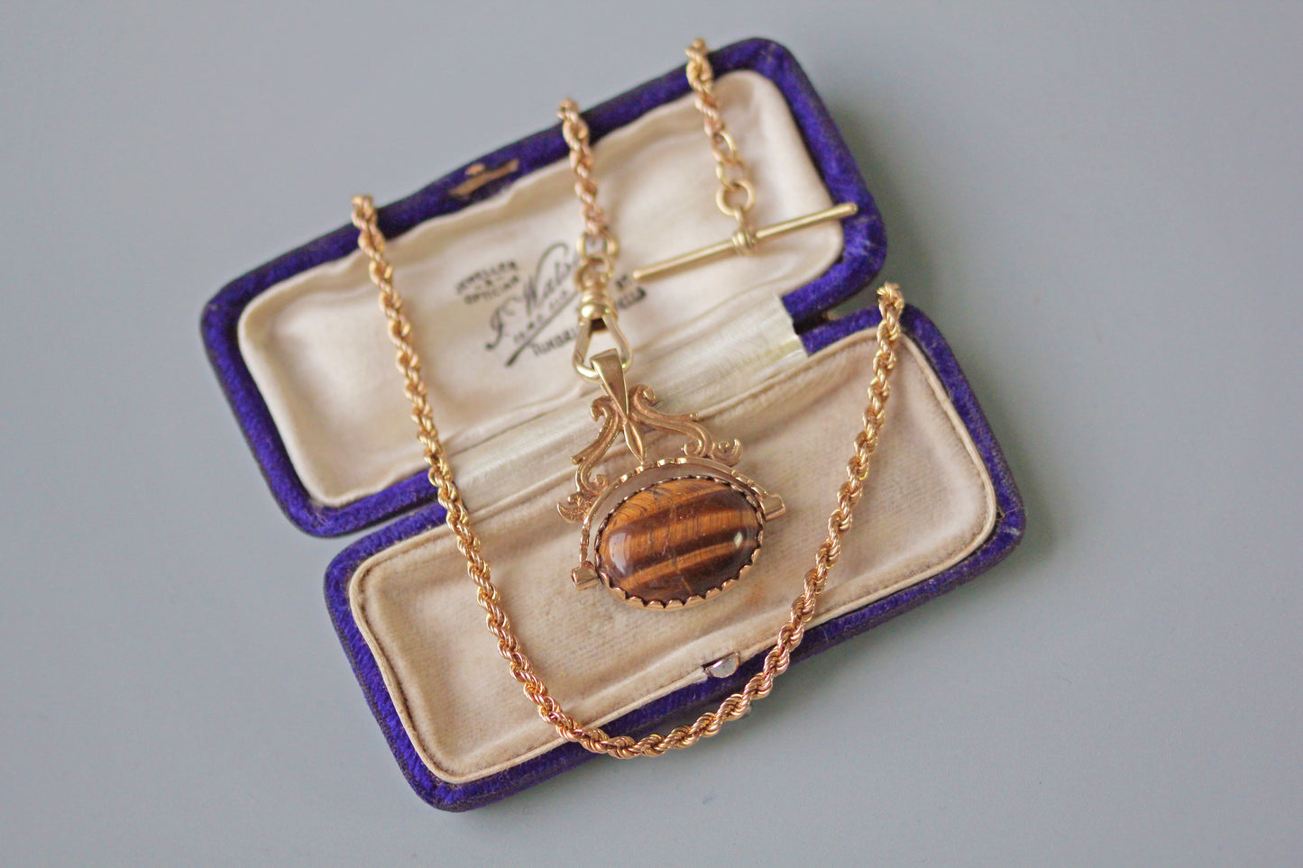 Vintage spinning fob with tigers eye and onyx, in 9 carat gold