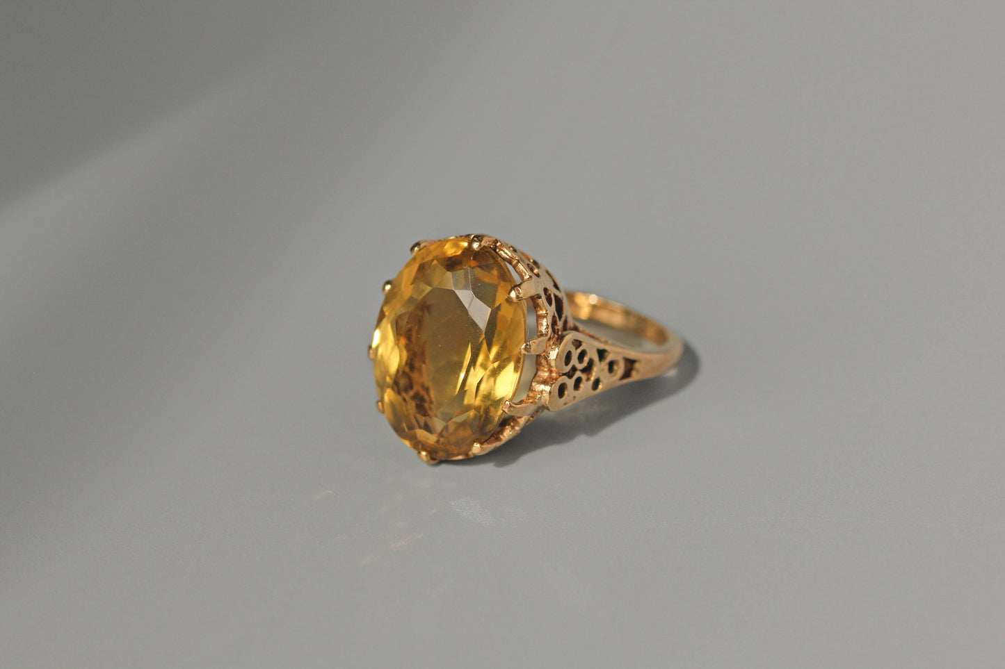 Vintage citrine solitaire ring, in 9 carat gold
