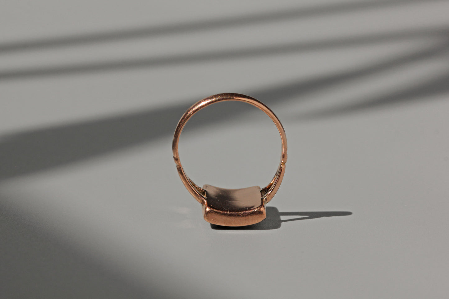 Antique edwardian onyx lyre ring, in 9 carat rose gold