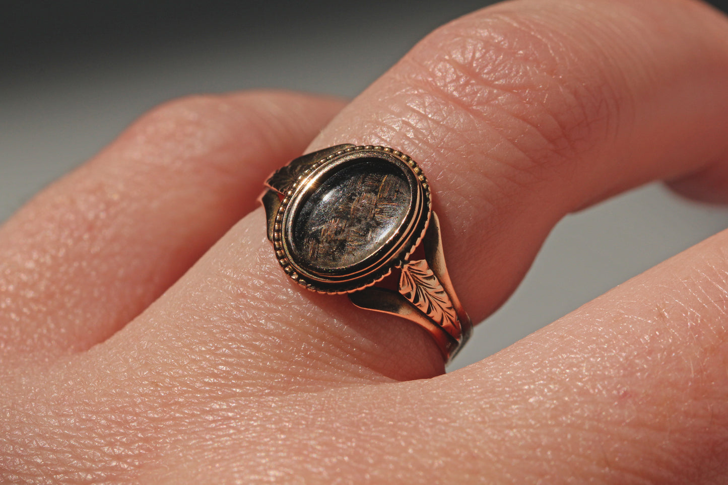 Antique edwardian hairwork mourning ring, in 9 carat gold