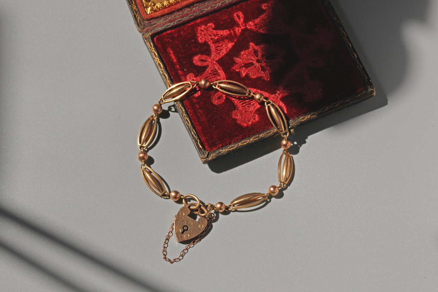 Antique victorian fancy link bracelet with heart padlock, in 9 carat gold