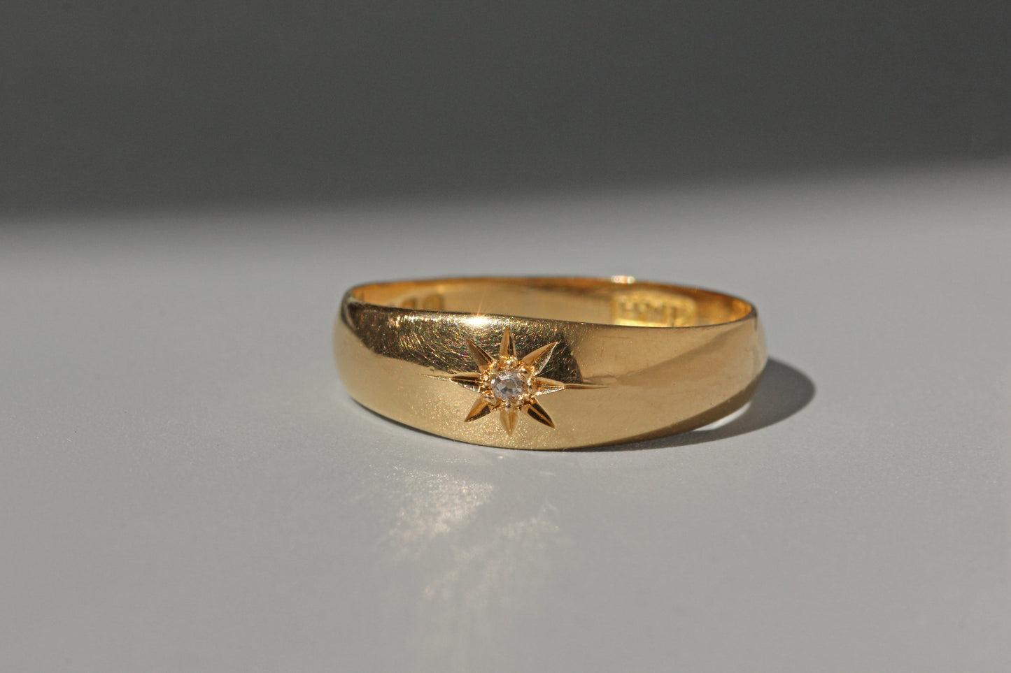 Antique old cut diamond band ring, in 18 carat gold