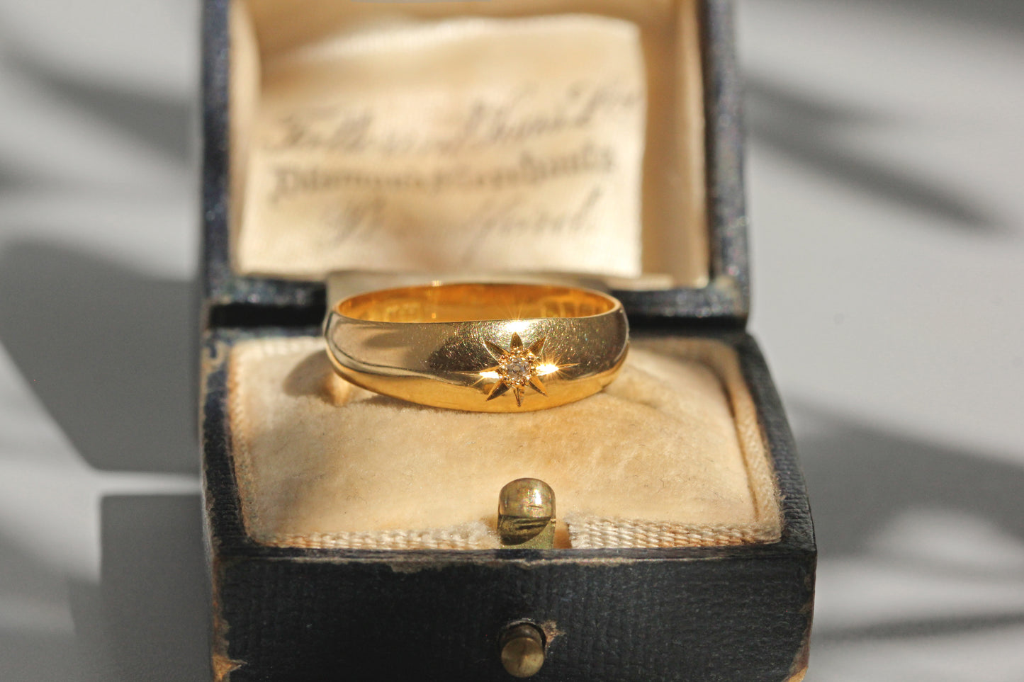 Antique old cut diamond band ring, in 18 carat gold