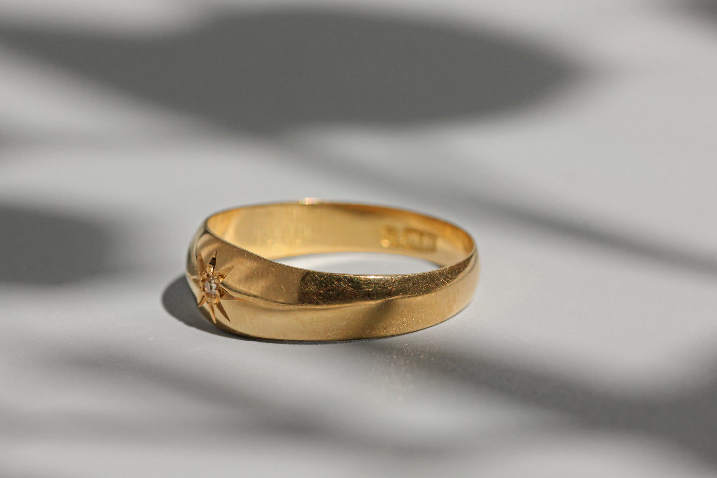 Antique old cut diamond band ring, in 18 carat gold