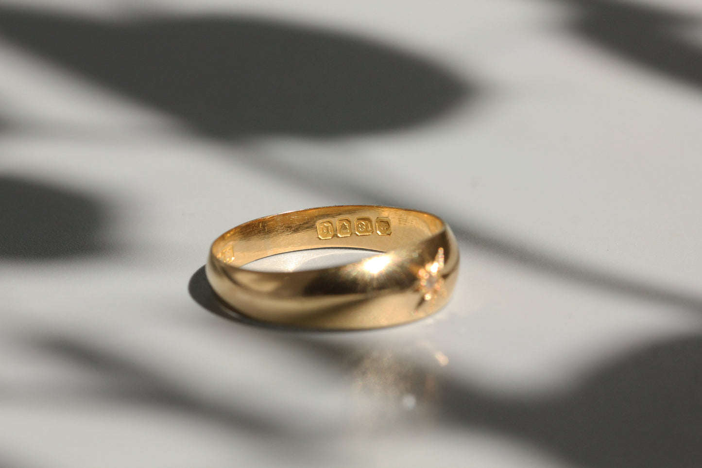 Antique old cut diamond band ring, in 18 carat gold