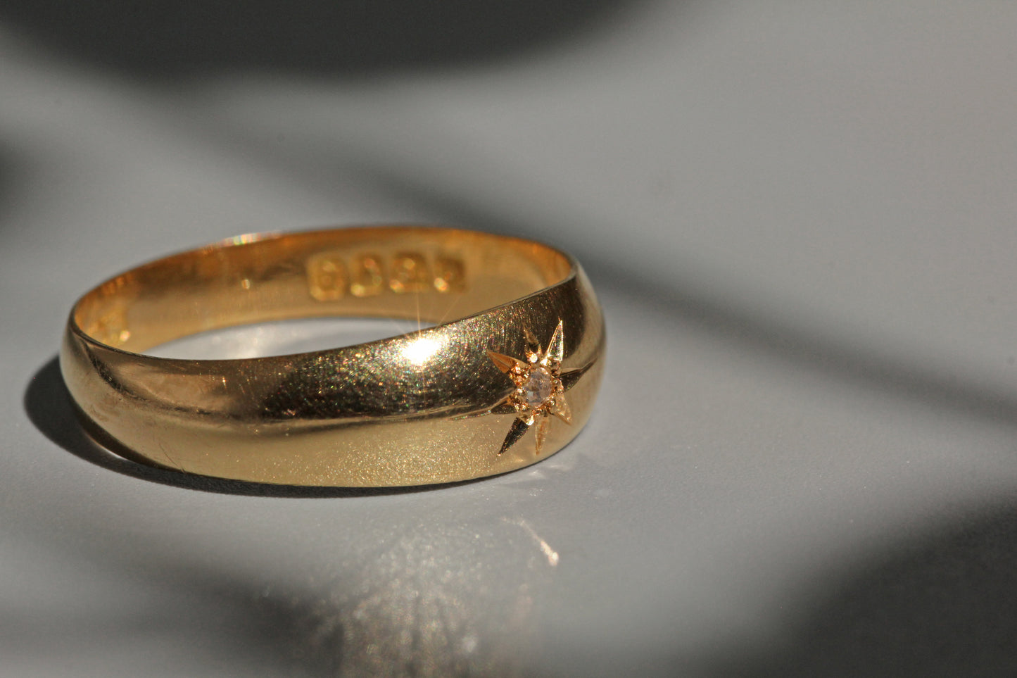 Antique old cut diamond band ring, in 18 carat gold