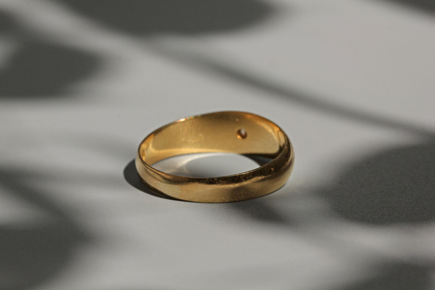 Antique old cut diamond band ring, in 18 carat gold