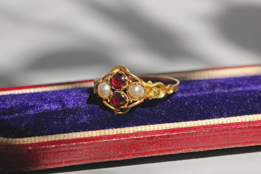 Antique victorian ruby cabochon and pearl ring, in 15 carat gold