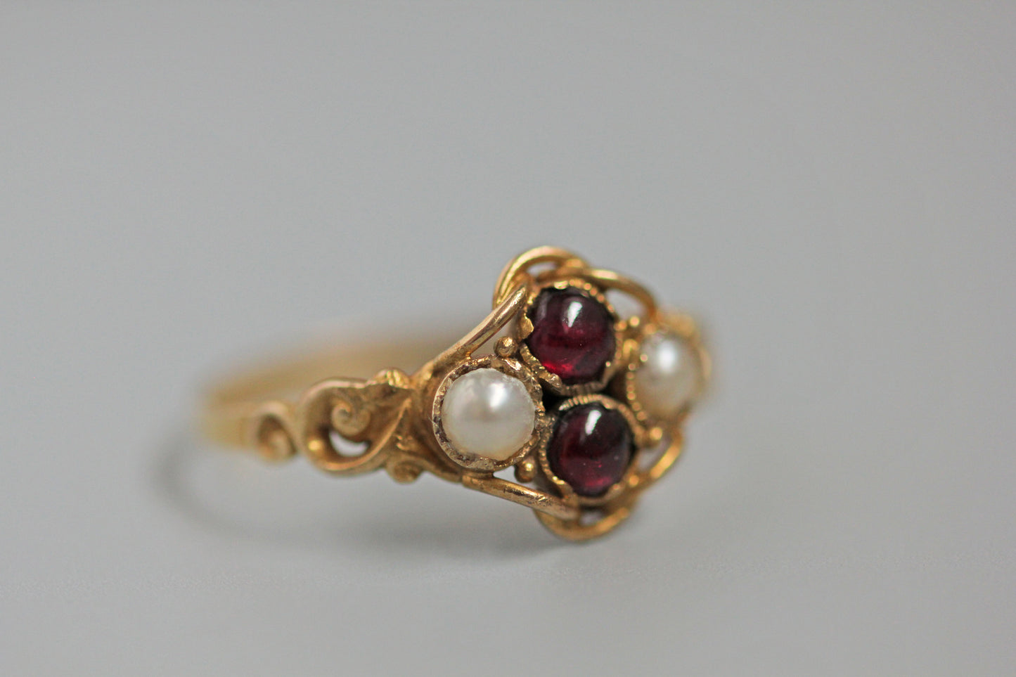 Antique victorian ruby cabochon and pearl ring, in 15 carat gold