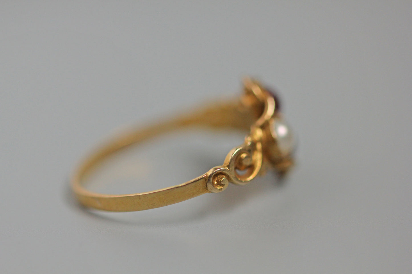 Antique victorian ruby cabochon and pearl ring, in 15 carat gold