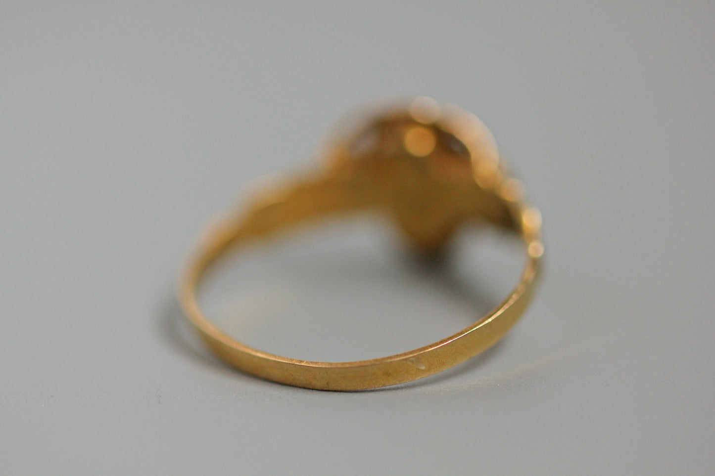 Antique victorian ruby cabochon and pearl ring, in 15 carat gold