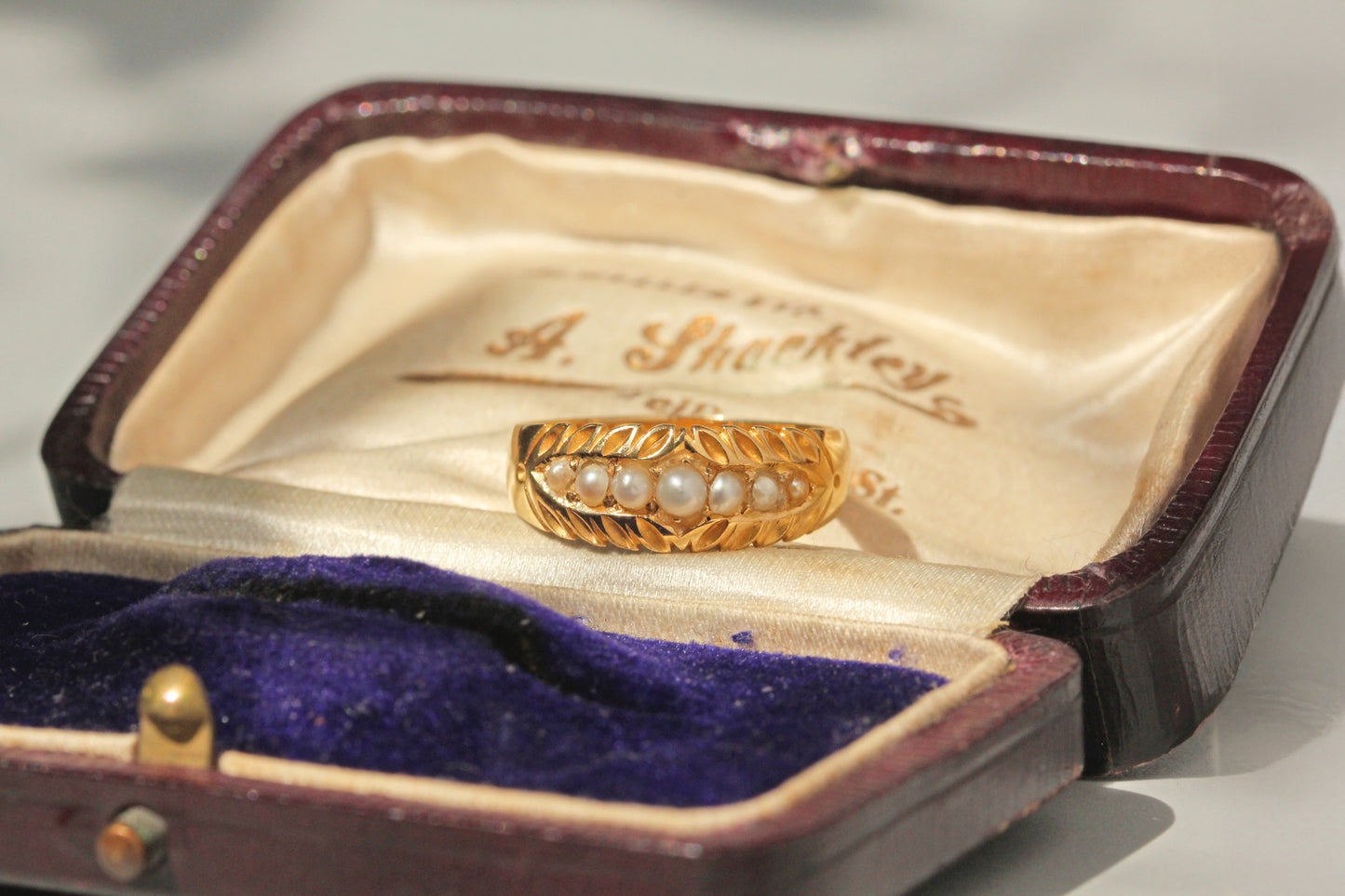 Antique victorian pearl band ring, in 18 carat gold