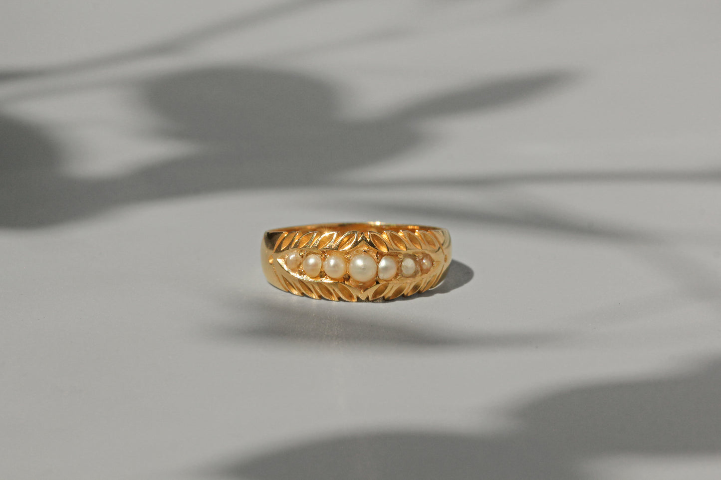 Antique victorian pearl band ring, in 18 carat gold