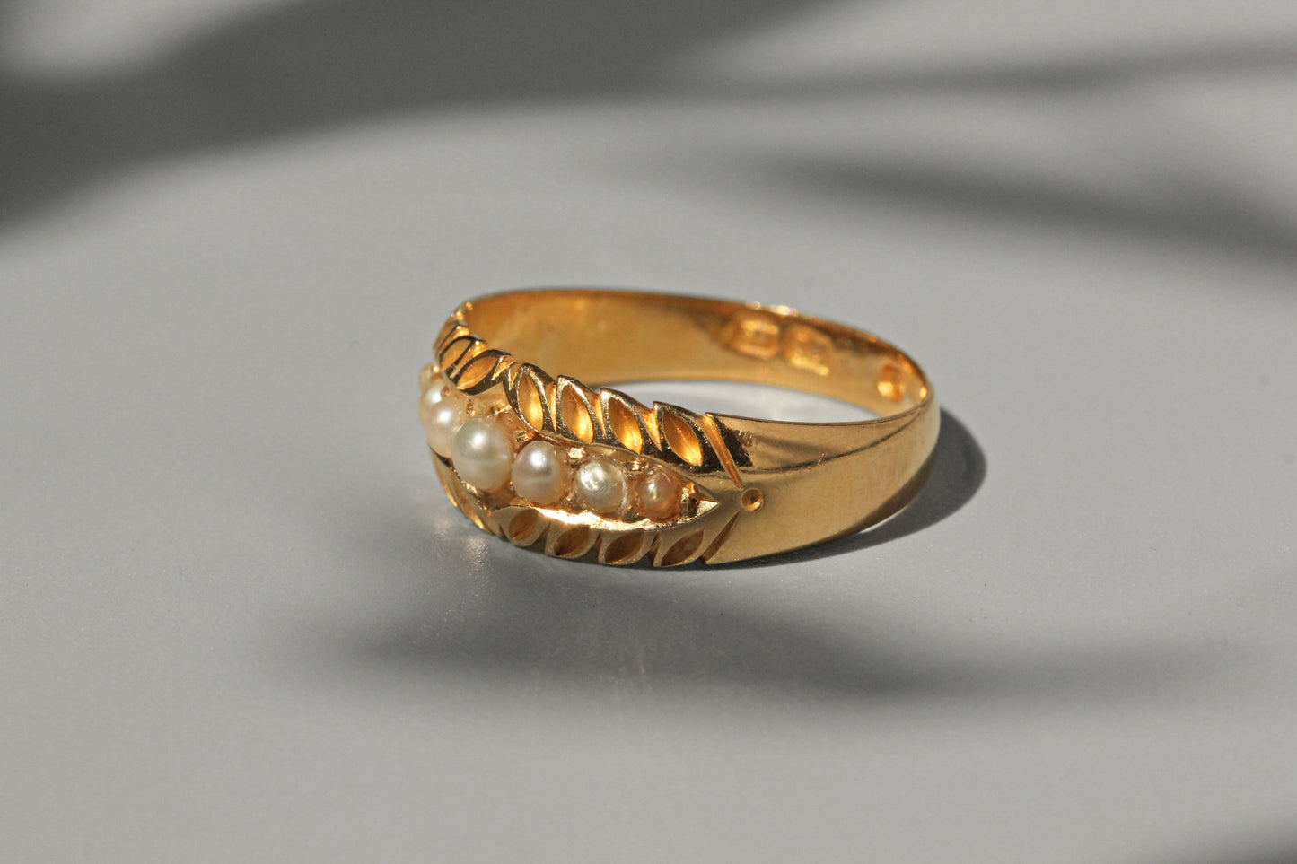 Antique victorian pearl band ring, in 18 carat gold