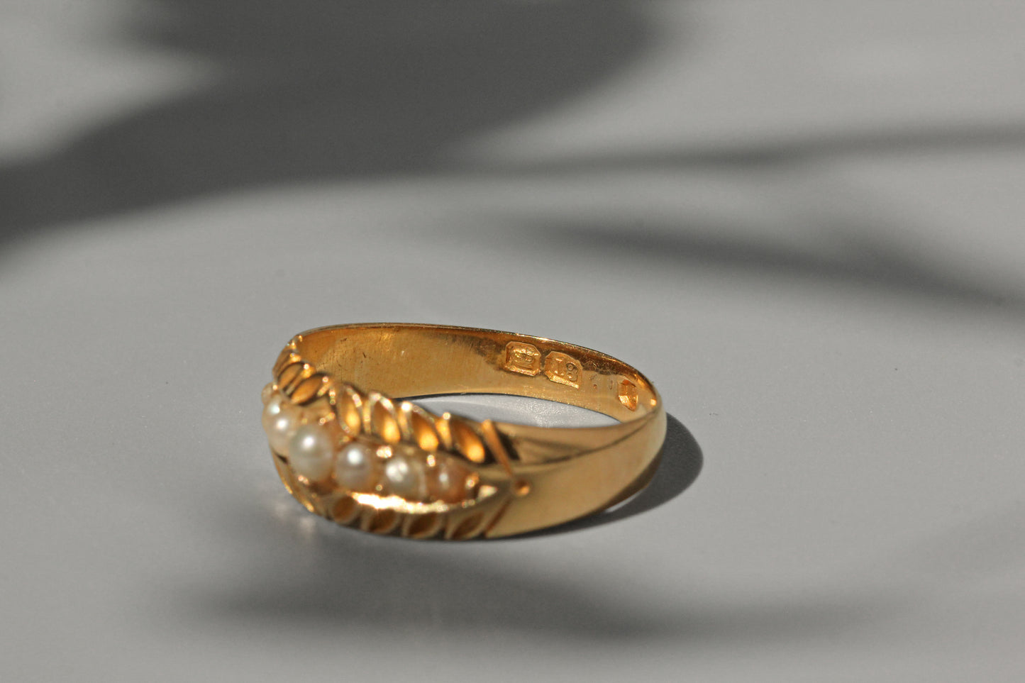 Antique victorian pearl band ring, in 18 carat gold