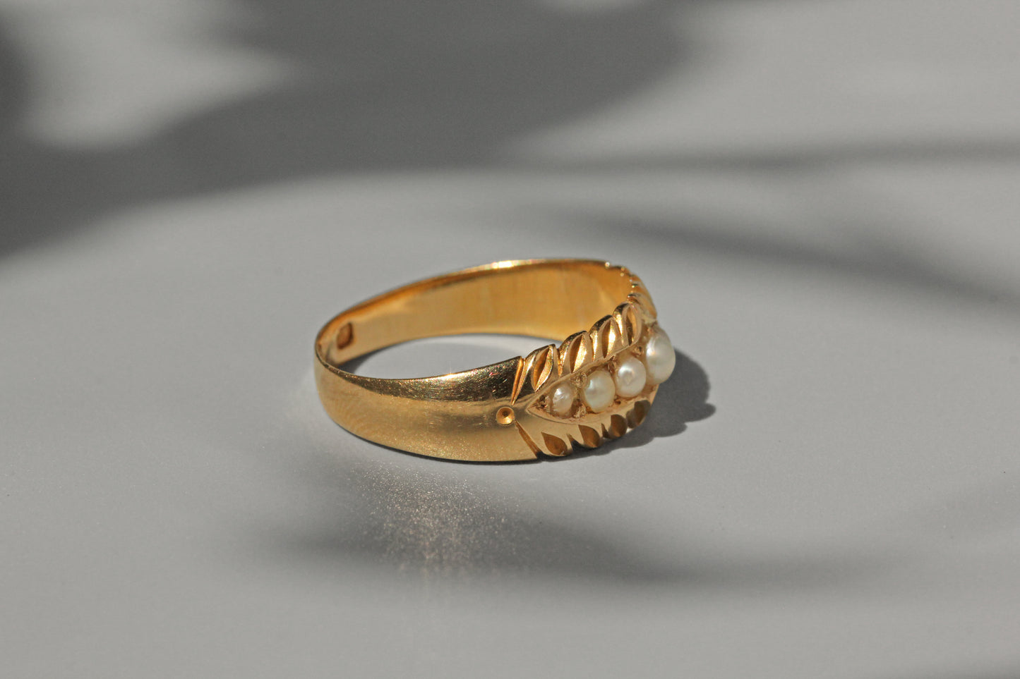 Antique victorian pearl band ring, in 18 carat gold
