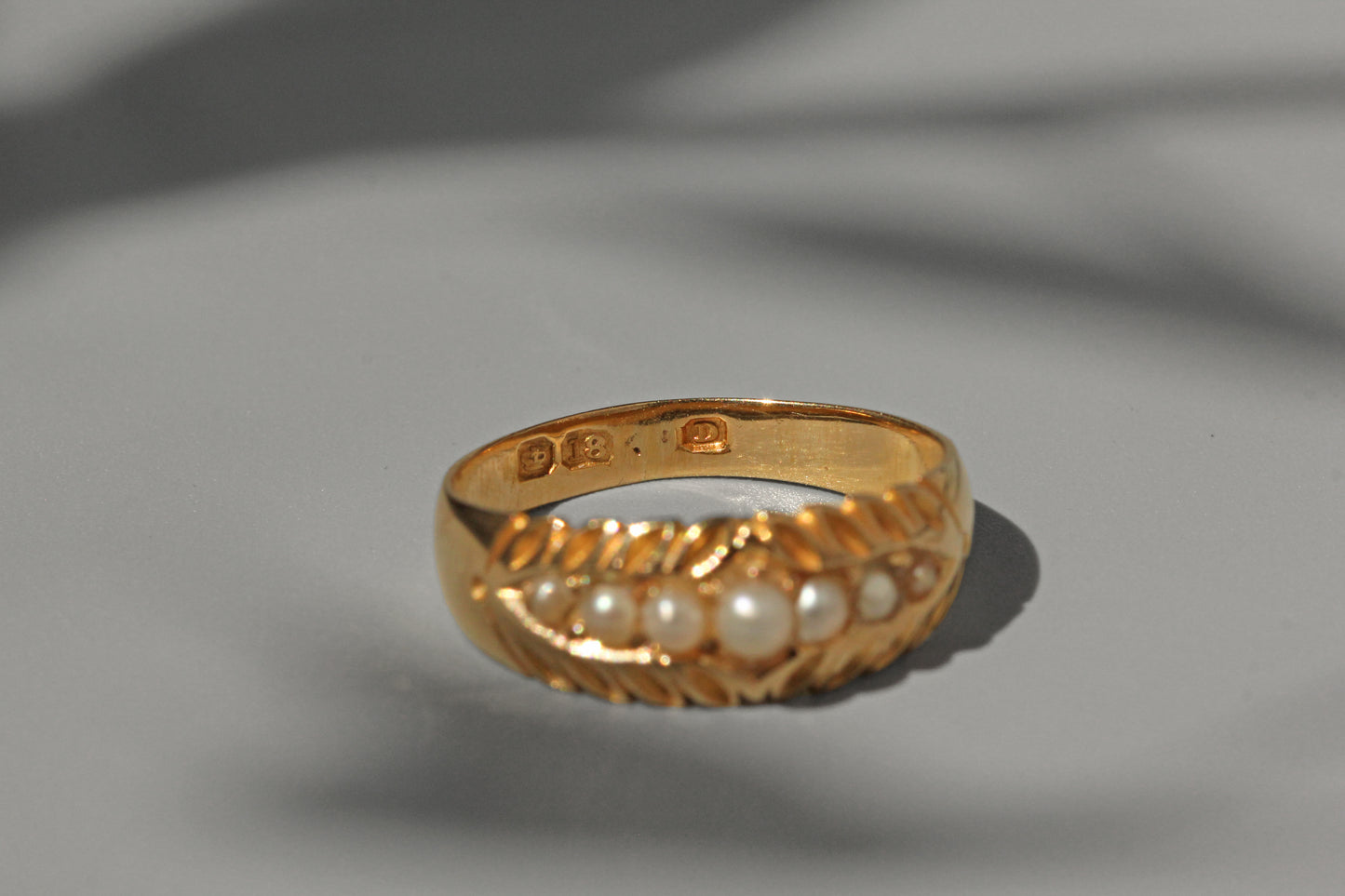 Antique victorian pearl band ring, in 18 carat gold