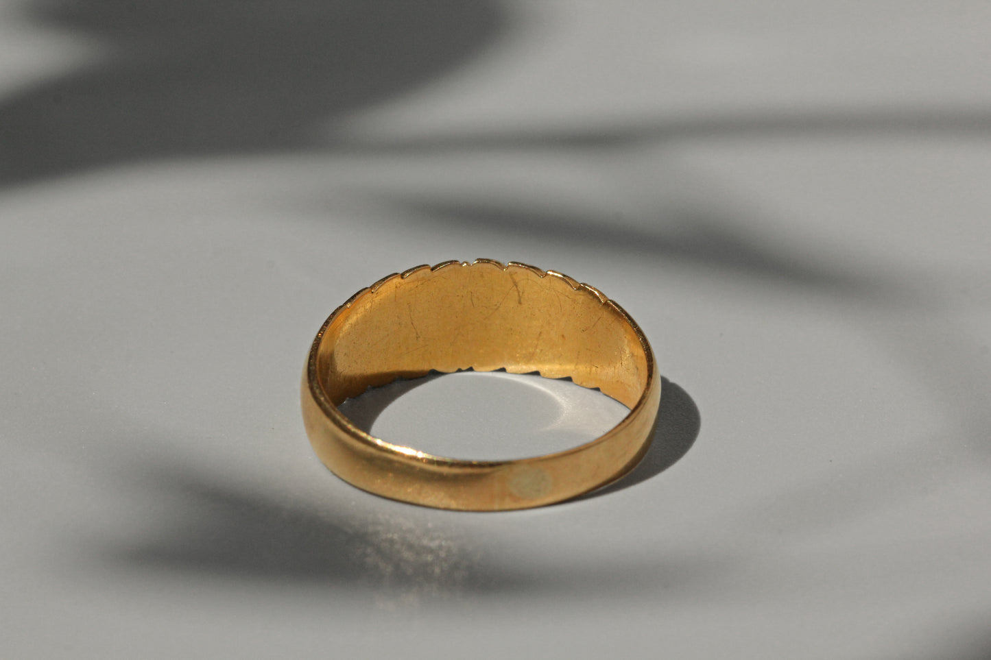 Antique victorian pearl band ring, in 18 carat gold