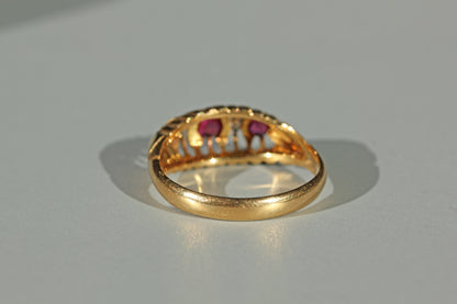 Shank or band details on an 18ct gold ring 