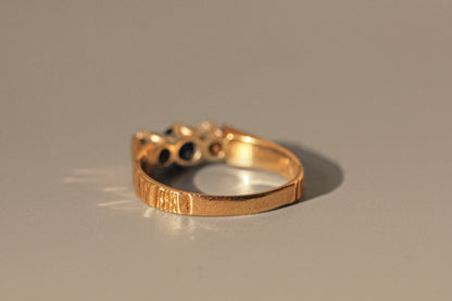 Vintage diamond and sapphire trilogy ring, in 9 carat gold