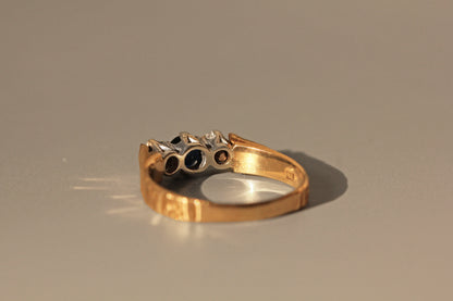Vintage diamond and sapphire trilogy ring, in 9 carat gold