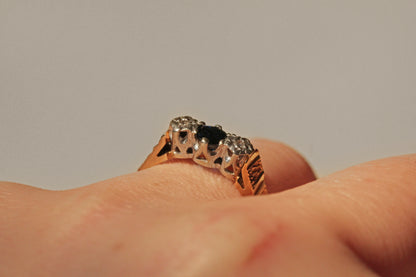 Vintage diamond and sapphire trilogy ring, in 9 carat gold