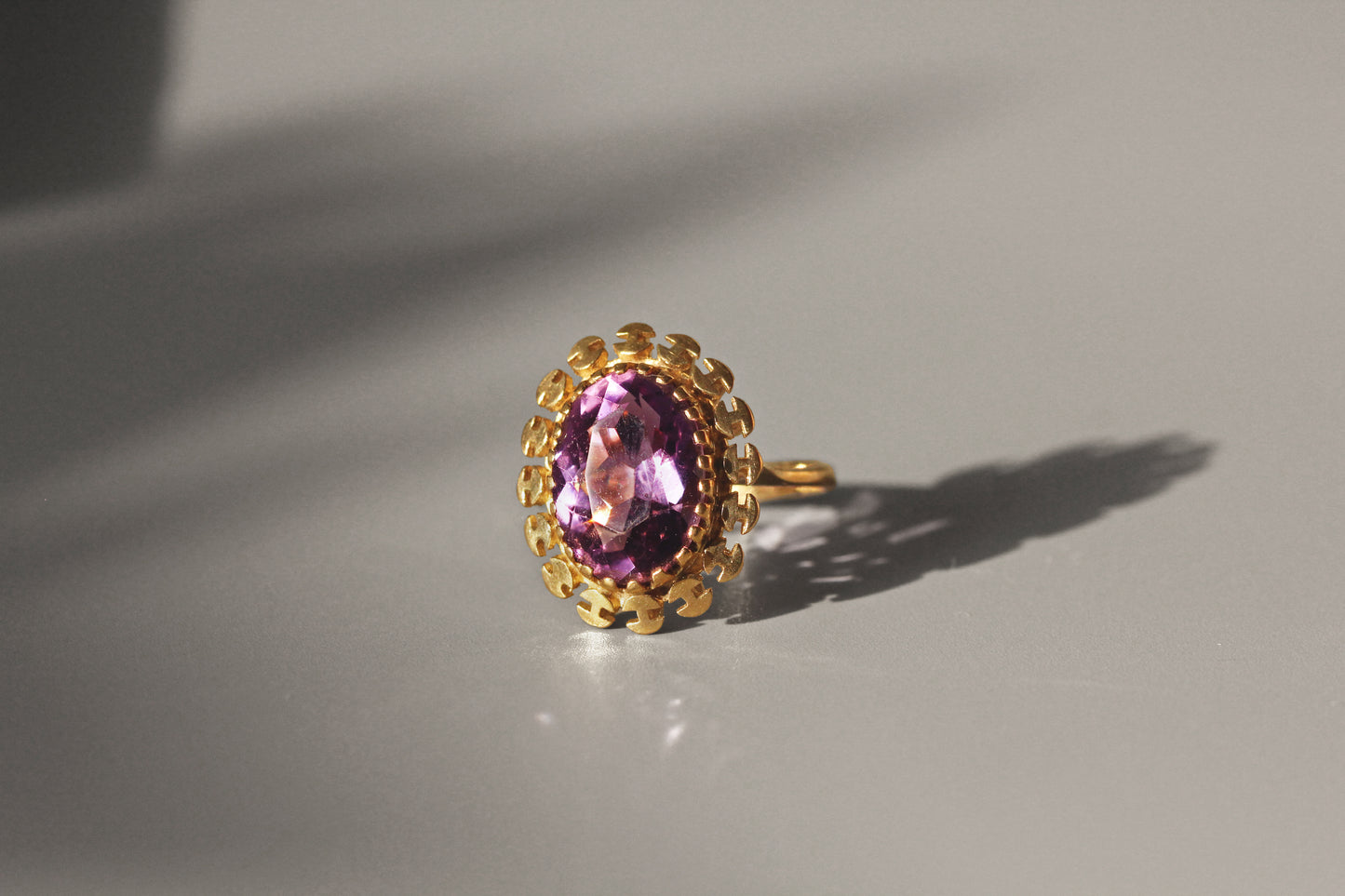 Vintage purple amethyst solitaire ring, in 9 carat gold