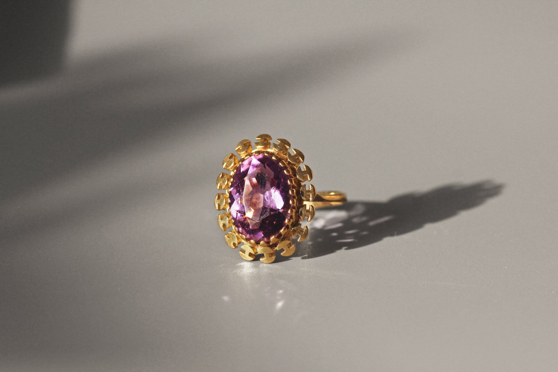 Vintage purple amethyst solitaire ring, in 9 carat gold