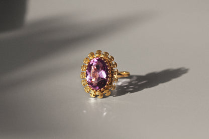 Vintage purple amethyst solitaire ring, in 9 carat gold