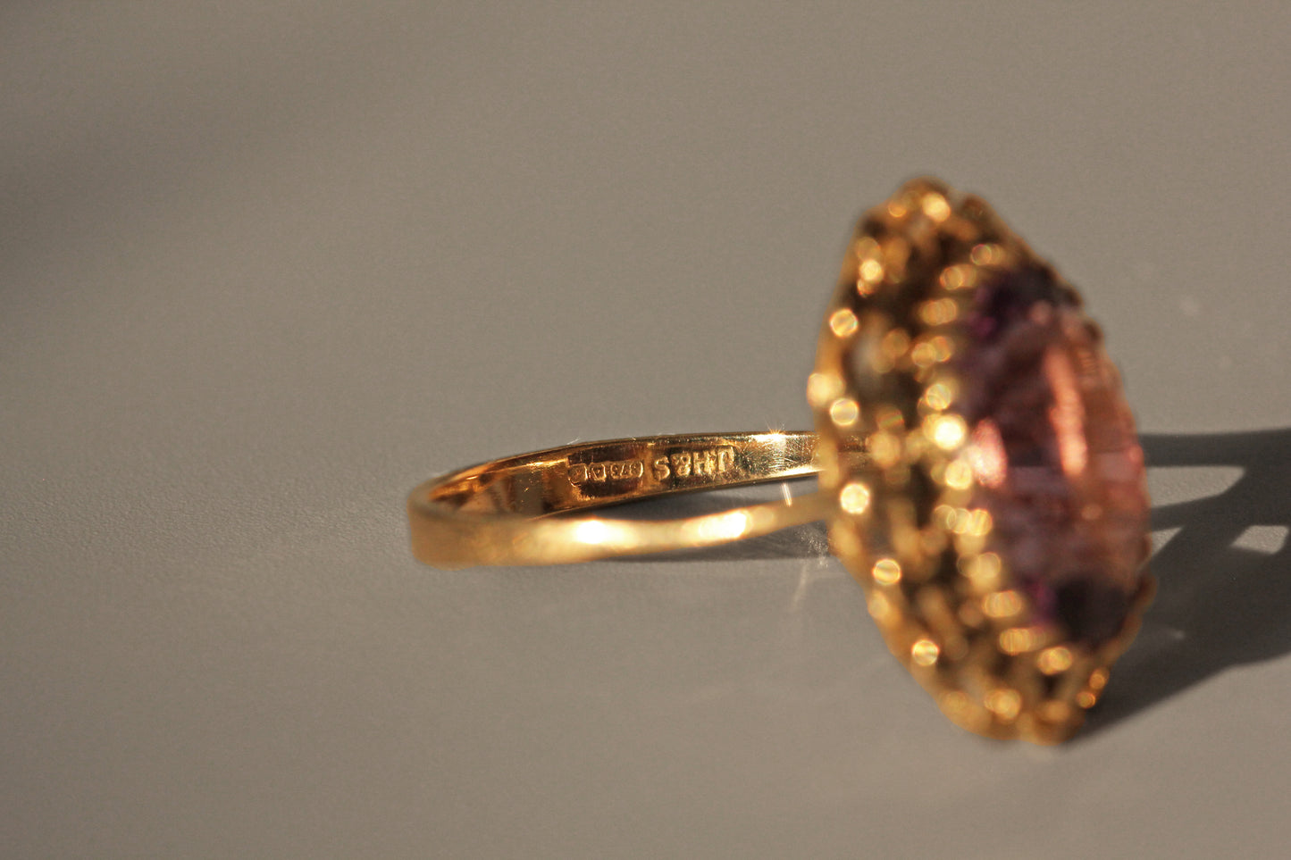 Vintage purple amethyst solitaire ring, in 9 carat gold
