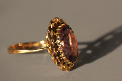 Vintage purple amethyst solitaire ring, in 9 carat gold