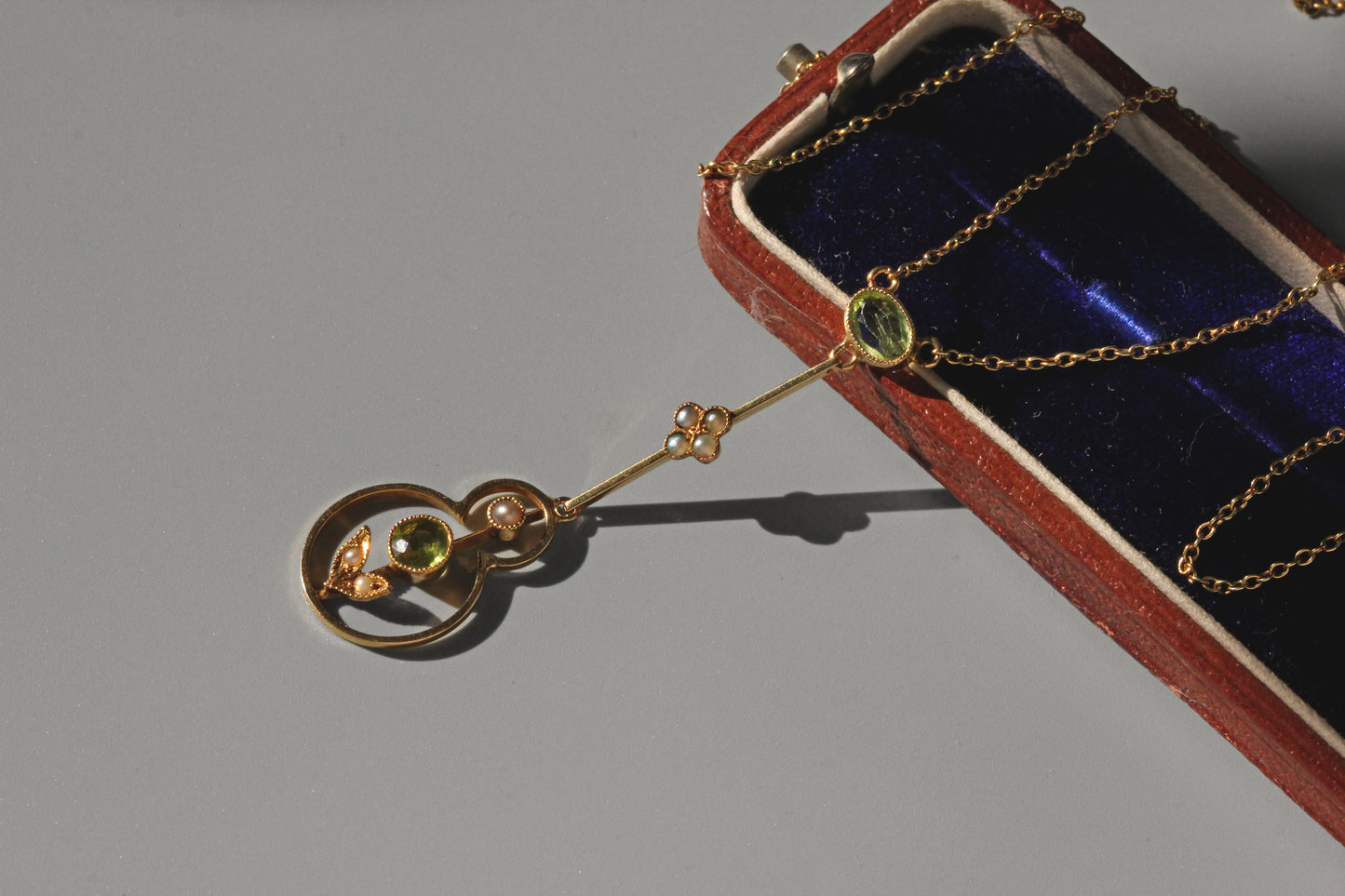 Antique victorian pearl and peridot necklace, in 15 carat gold