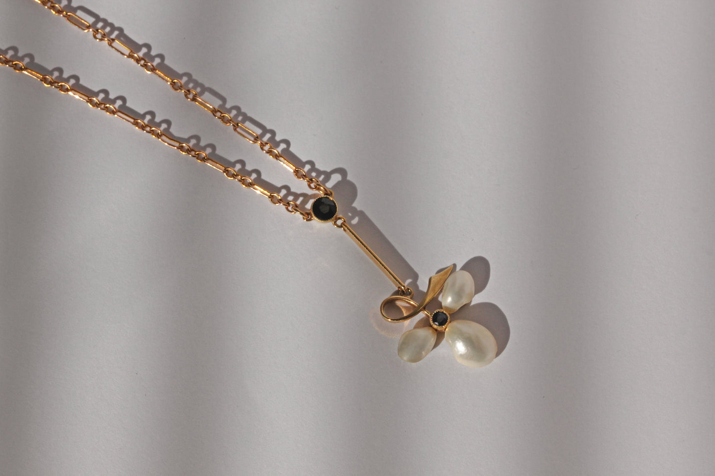Vintage style clasp detail on 15ct gold antique chain necklace