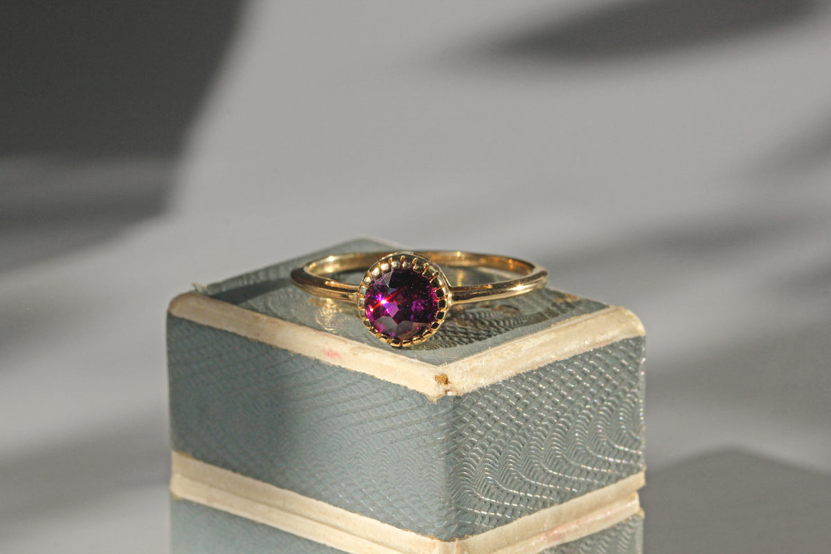 Vintage purple garnet solitaire ring in 10ct gold on antique box